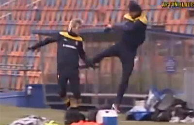 VIDEO / Ibrahimovici continuă cu loviturile de Taekwondo. Acum, pe un coechipier de la naţională! :)