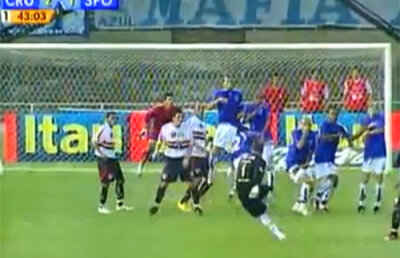 VIDEO / Rogerio Ceni, portarul specializat în lovituri libere