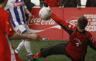 FOTO » Antrenorul Oţelului a arătat o formă de invidiat într-un meci cu puştii. Pe cînd convocarea? » Soluţia Dorinel