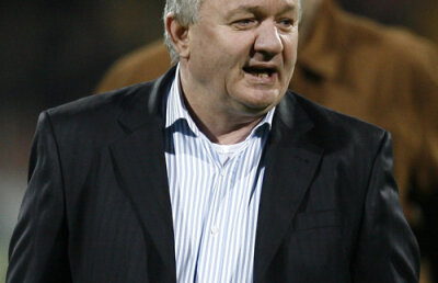 Porumboiu scoate echipa în curtea şcolii!