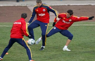 Opriţi la porţile stadionului din Bacău, fanii i-au fluierat pe jucători şi pe federali » Huiduiţi