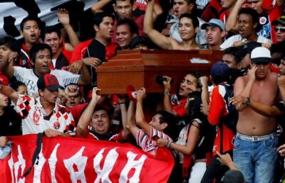 Huliganii echipei Cucuta Deportivo au introdus pe stadion un sicriu în care se afla cadavrul unui fan