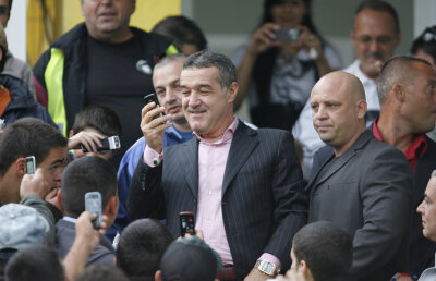 Becali ia exemplu de la Răzvan Lucescu: "Zic şi eu ca el, dacă mai sînt şanse matematice, tragem la titlu" :)