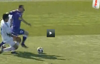 VIDEO / Zicu cere penalty, însă primeşte galben pentru simulare » E corectă decizia?