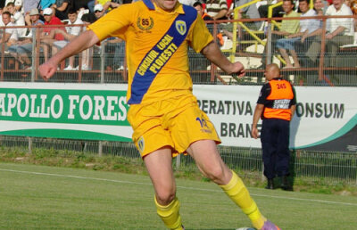 Petrolul învinge Slatina cu 2-0 şi urcă pe primul loc