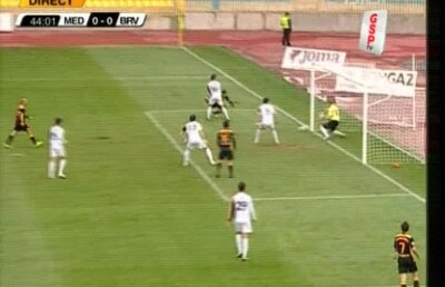 Braşovenii cer gol după execuţia lui Williams. A intrat mingea în poartă?