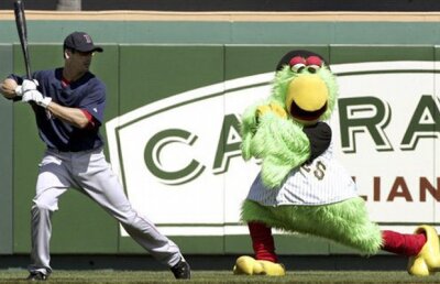 Jucării cu dosare penale » Ce infracţiuni au comis mascotele echipelor din sportul american