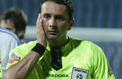 Uite penalty, nu e penalty! Colţescu şi-a schimbat decizia de două ori în cîteva zeci de secunde!