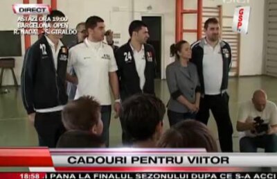 VIDEO / Jucătorii de la Asesoft le-au oferit cadouri juniorilor de la club