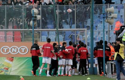 Acuzaţie incredibilă confirmată de Jandarmerie: jucătorii dinamovişti riscă dosare penale pentru torţe