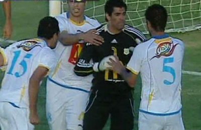 VIDEO / Fază hilară în prima ligă egipteană » A luat roşu pentru că s-a încăierat cu propriul portar