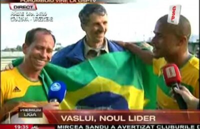 VIDEO / Un fan al Vasluiului i-a aşteptat pe Wesley şi Adailton cu steagul Braziliei
