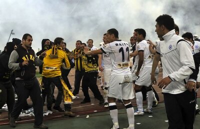 VIDEO » HAOS la finala Cupa Greciei. Fanii s-au bătut cu forţele de ordine