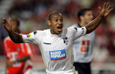 Steliştii copiază modelul CFR-ului » Spectacol cu portughezi împrumutaţi