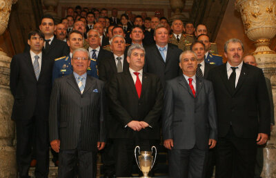 FOTO&VIDEO "Eroii de la Sevilla" au fost premiaţi de Ministerul Apărării