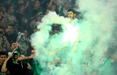 Doi fani ai lui Panathinaikos au fost împuşcaţi într-un conflict cu suporterii lui Olympiakos