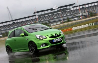 Opel Corsa OPC Nurburgring Edition pe circuit