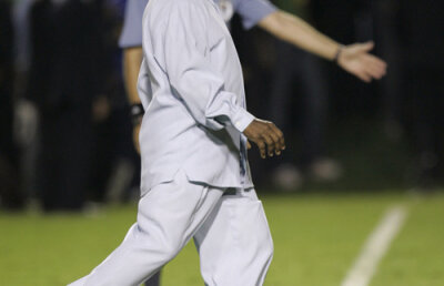 Pele vrea aut cu piciorul şi mai puţini jucători în zid!