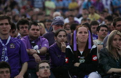 GALERIE FOTO » Timişorenii urmăresc meciul de la Galaţi în Piaţa Unirii
