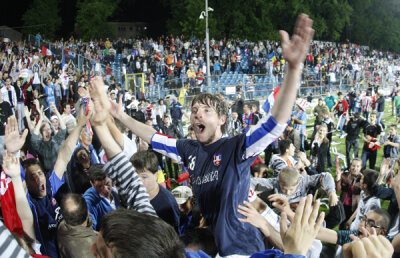 Circulaţia în Galaţi e paralizată. 10.000 de fani sărbătoreasc în faţa Casei de Cultură alături de jucători