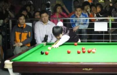 Are 12 ani si ii da batai de cap unui campion mondial de snooker! :O