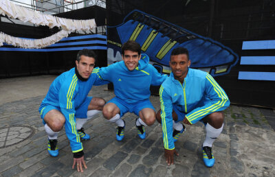 Un alt fel de paintball :) » Kaka, Nani şi Robin van Persie au făcut show la Londra