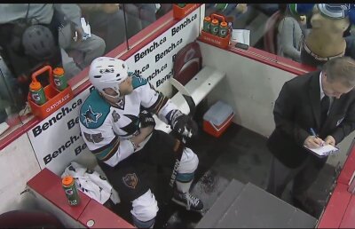 VIDEO / Nebunie în NHL » O fană i-a arătat sînii unui jucător de la echipa adversă :D