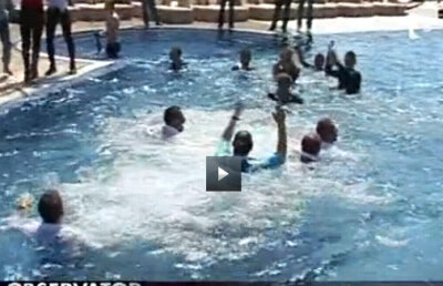 VIDEO / Nebunie la Galaţi » Elevii lui Dorinel au intrat în piscină îmbrăcaţi
