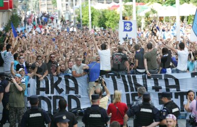 FOTO 1.000 de fani ai Universităţii au mărşăluit astăzi împotriva lui Mititelu
