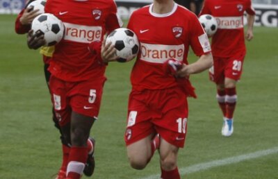 Dinamoviştii vor împărţi mingi şi fulare la Braşov