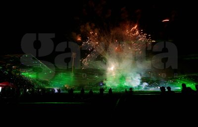 FOTO » Atmosferă de mare meci la Braşov: artificii în pauza derby-ului!