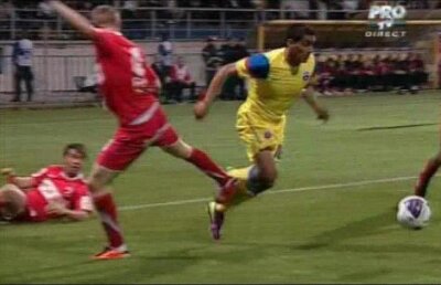 De ce le-a fost frică steliştilor n-au scăpat: Nagy n-a văzut un penalty clar! :O