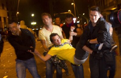 FOTO / Confruntări DURE între Poliţie şi suporteri: 35.000 de fani ai Barcelonei au sărbătorit trofeul în stradă