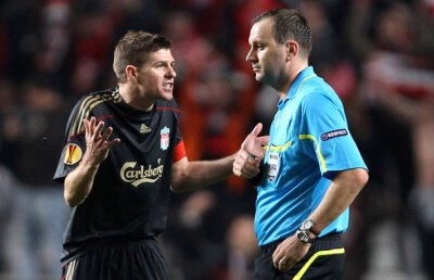 Un arbitru devenit multimilionar peste noapte va fluiera România - Bosnia!