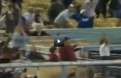 GEST ŞOCANT » Un suporter şi-a aruncat fiica din braţe pentru a prinde o minge :D