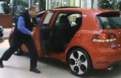 VIDEO Un dealer recurge la acţiuni brutale pentru a vinde un VW GTI