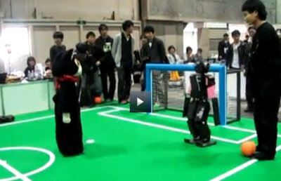 VIDEO / Şi roboţii joacă fotbal » Scene amuzante la RoboCup Open 2011 :D