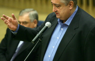 Chivorchian, Pădureanu şi Dragomir l-au vizitat pe Mircea Sandu » "Naşu' dă-ne licenţa"