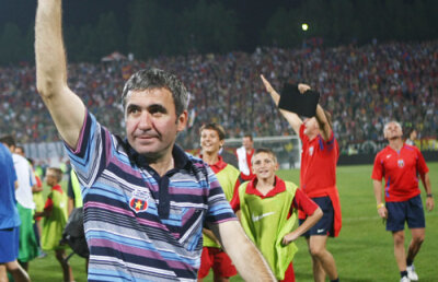 Nu toţi ”tricolorii” plîng după Hagi: ”N-am avut tricou cu el, Dan Petrescu e idolul meu” ;)