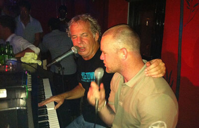 VIDEO Karaoke » Pe Rooney l-a chinuit talentul într-un pub din Barbados