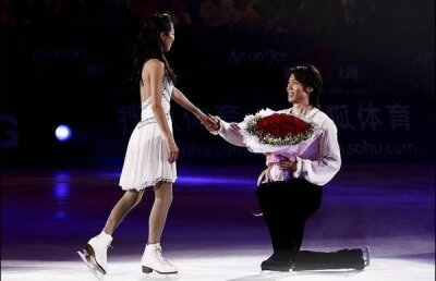 Cerere în căsătorie inedită » Patinatorul Jian Tong i-a oferit inelul partenerei sale, Qing Pang, pe gheaţă