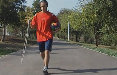 VIDEO » Jonglează cu mingea în timp ce sare coarda! Poţi şi tu?