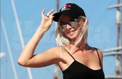 FOTO » Piloţii de F1, motivaţi la Valencia de frumuseţile din paddock ;)