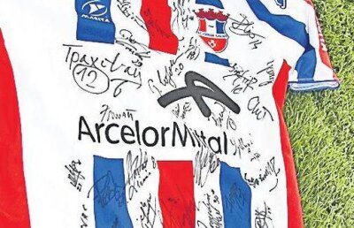 Alături de Lucian Bute » Campionii i-au trimis un tricou de joc semnat de toţi fotbaliştii Oţelului