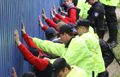 Fotbalul, magnet pentru hoţi! Lazăr s-a trezit cu un spărgător în casă!