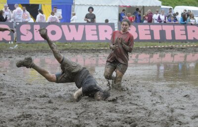 FOTO & VIDEO Super-goluri cu mocirla pîn' la gît! Imagini senzaţionale de la Mondialul de fotbal în noroi :)