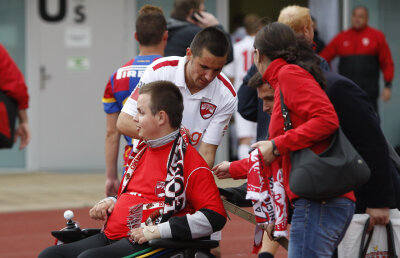 O viaţa pentru Dinamo! Vis împlinit la 21 de ani: autografe de la jucătorii preferaţi