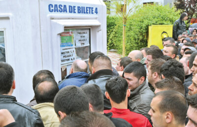 Gălăţenii au ajuns la capătul puterilor. La casele de bilete ale Oţelului se dau şi cîte 15 abonamente pe un singur buletin!