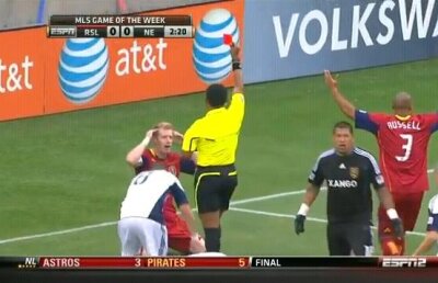 Două minute a rezistat un fotbalist pe teren » A fost eliminat pentru un fault inexistent!