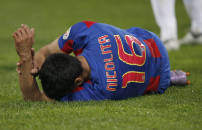 Probleme la Steaua: Un fundaş e lovit, altul doarme :)